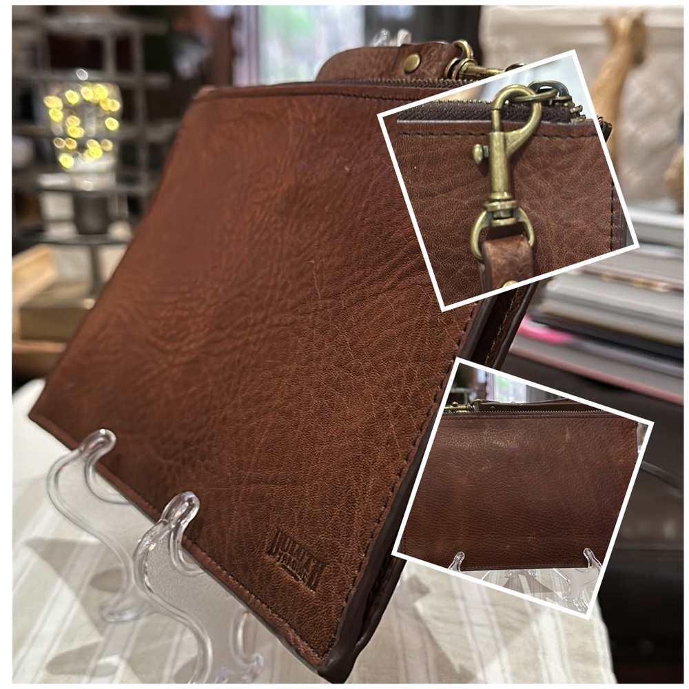 Duluth Trading Company, Women's Lifetime Leather Zip Pouch in Brown. EUC